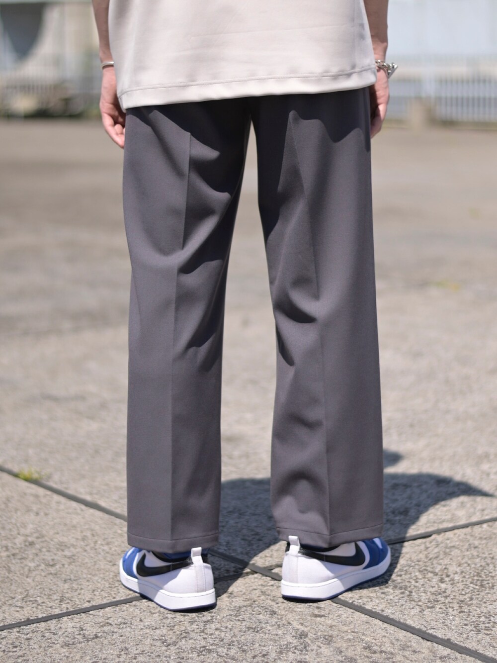 ベージュ系のTシャツ/カットソー、ブルー系のその他パンツを着用したメンズの春コーディネートの5枚目の写真