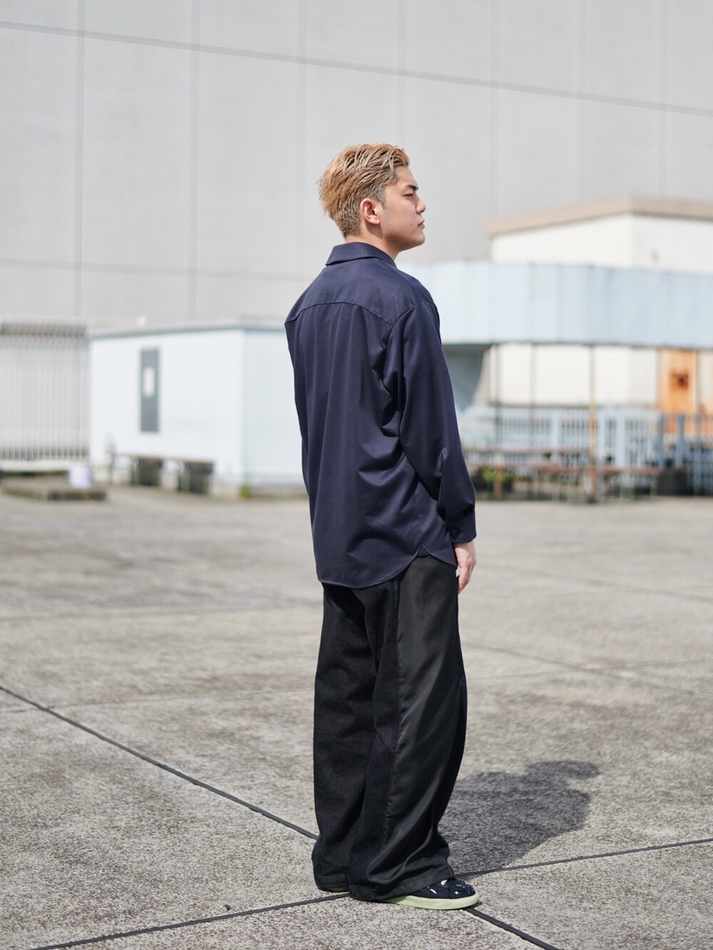 グレー系のシャツ/ブラウスを着用したメンズの秋コーディネートの2枚目の写真