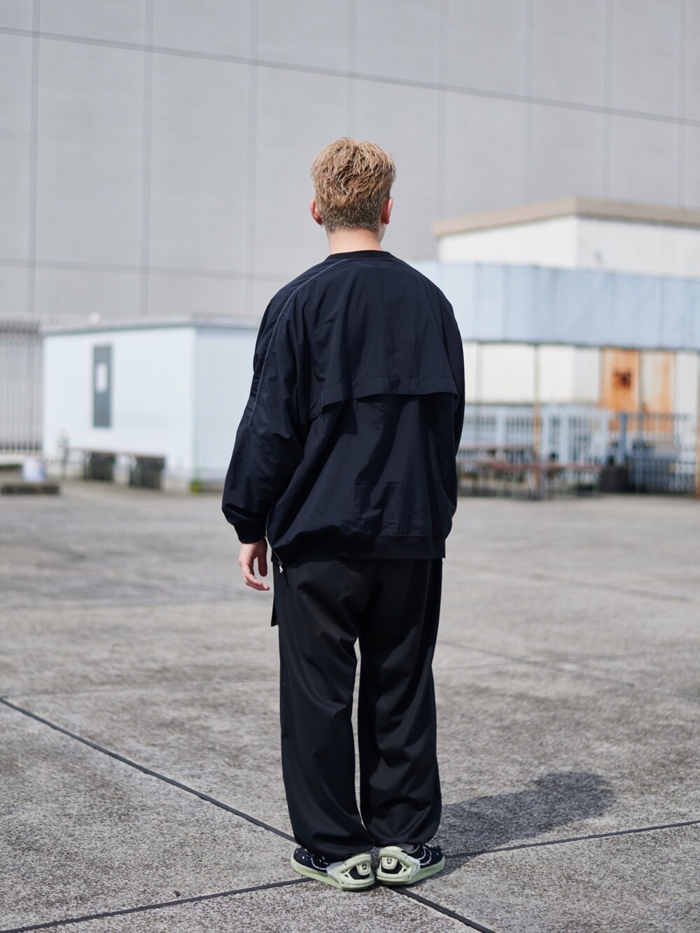 ブラック系のブルゾンを着用したメンズの秋コーディネートの3枚目の写真