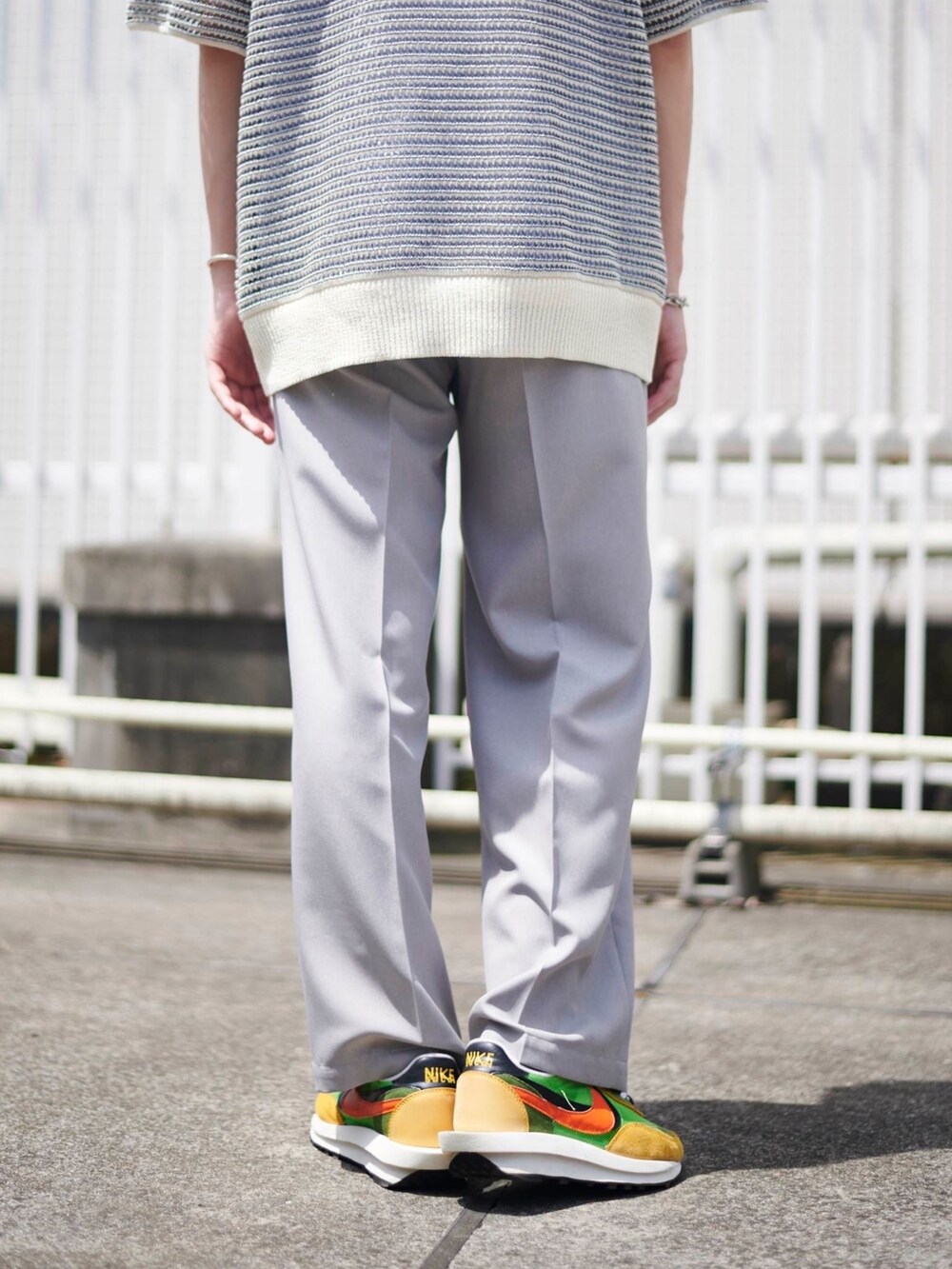 グレー系のスラックスを着用したメンズの夏コーディネートの6枚目の写真