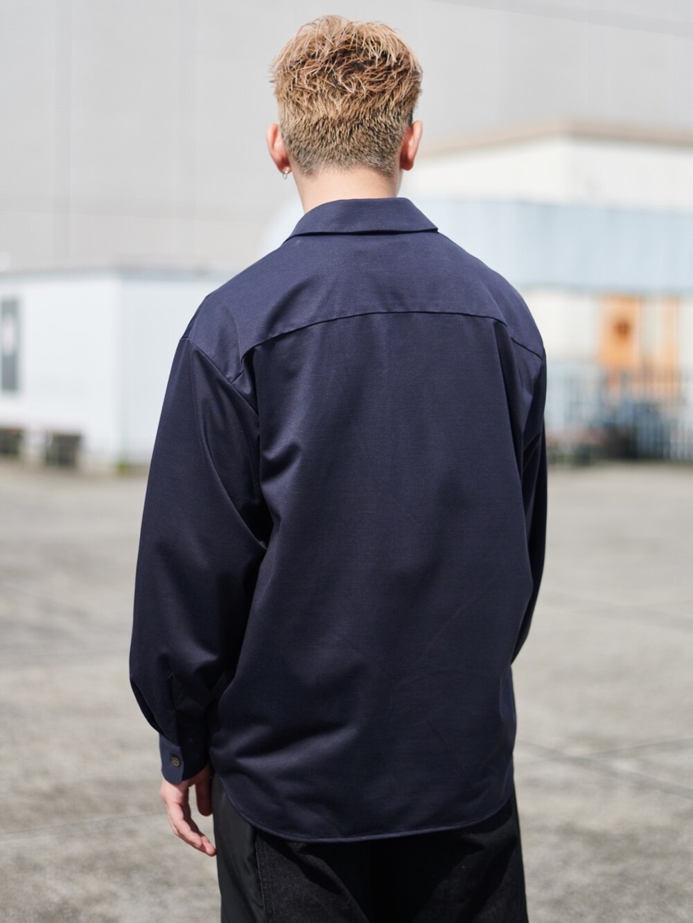 グレー系のシャツ/ブラウスを着用したメンズの秋コーディネートの5枚目の写真