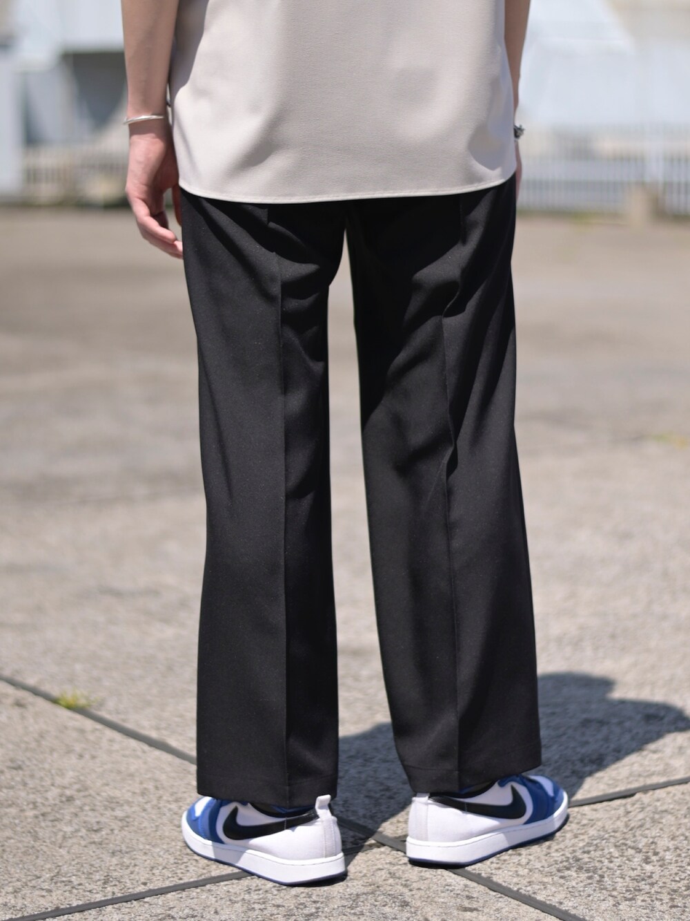 ベージュ系のシャツ/ブラウス、ブラック系のスラックスを着用したメンズの春コーディネートの5枚目の写真