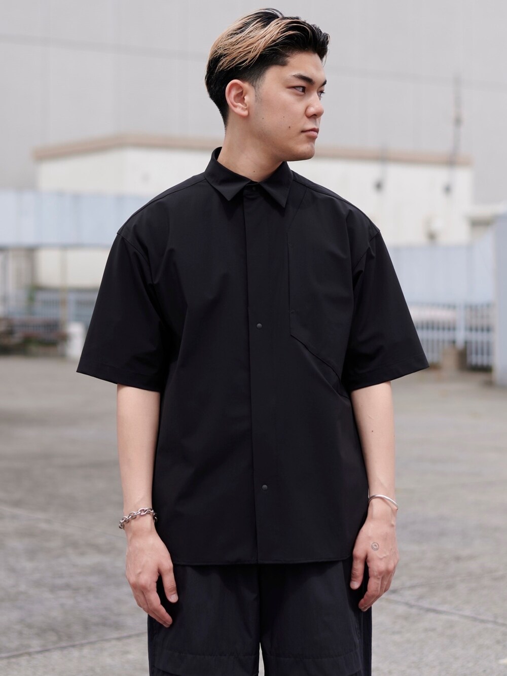 ブラック系のシャツ/ブラウスを着用したメンズの春コーディネートの4枚目の写真