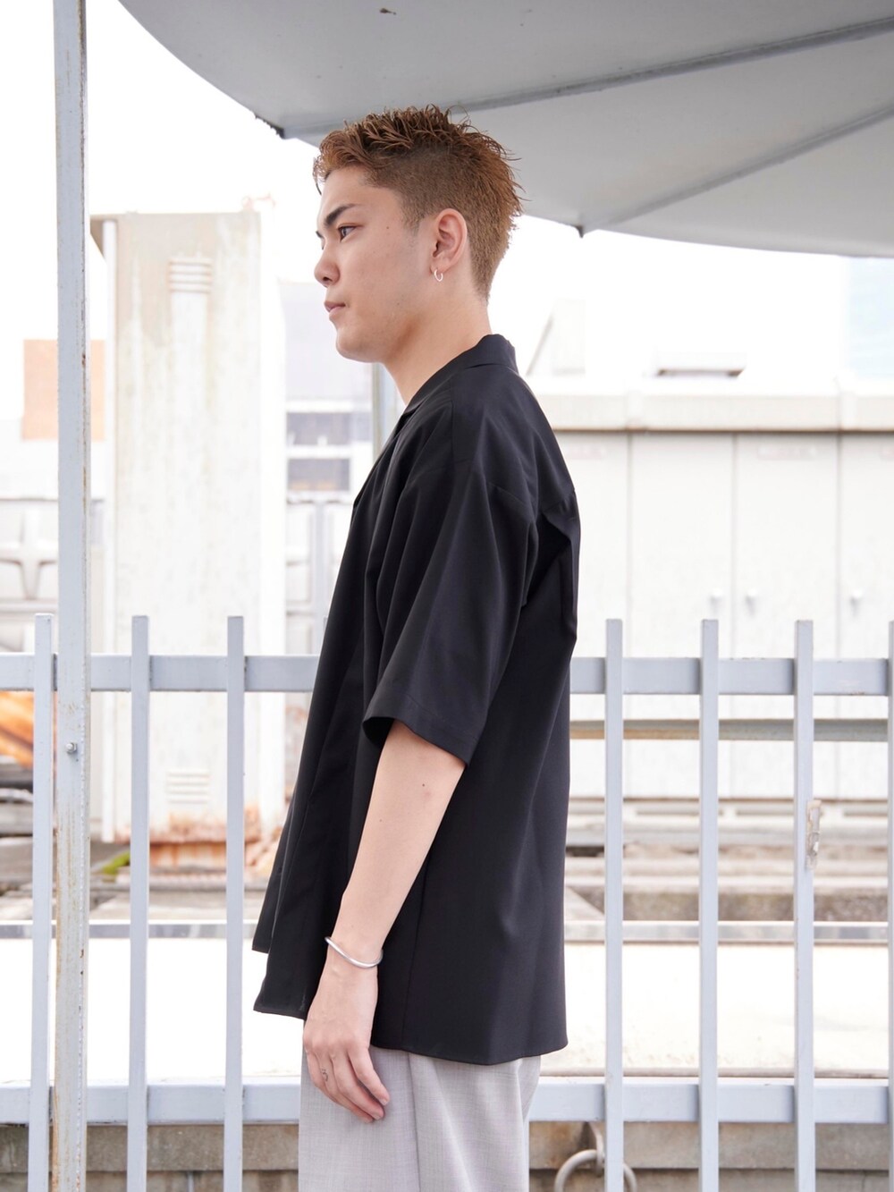 ブラック系のシャツ/ブラウスを着用したメンズの夏コーディネートの4枚目の写真