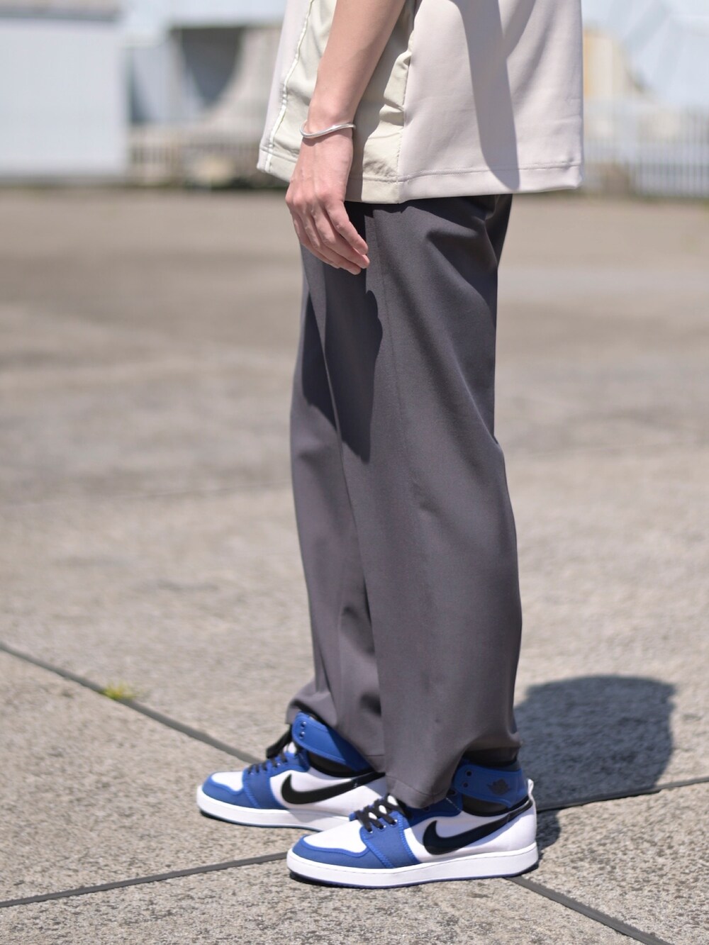 ベージュ系のTシャツ/カットソー、ブルー系のその他パンツを着用したメンズの春コーディネートの4枚目の写真