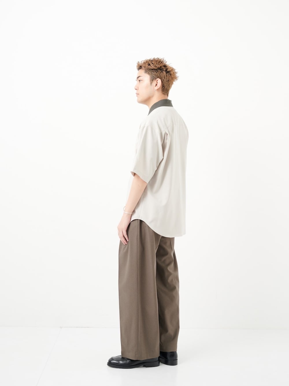 グリーン系のスラックスを着用したメンズの夏コーディネートの2枚目の写真