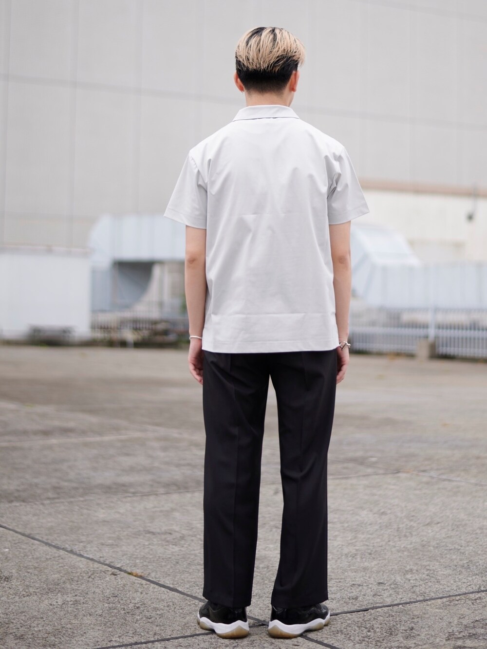 グレー系のシャツ/ブラウスを着用したメンズの春コーディネートの3枚目の写真