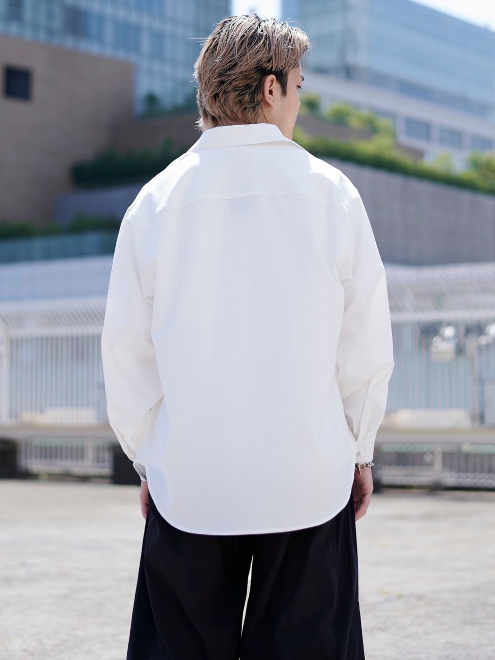 ホワイト系のシャツ/ブラウスを着用したメンズの春コーディネートの4枚目の写真