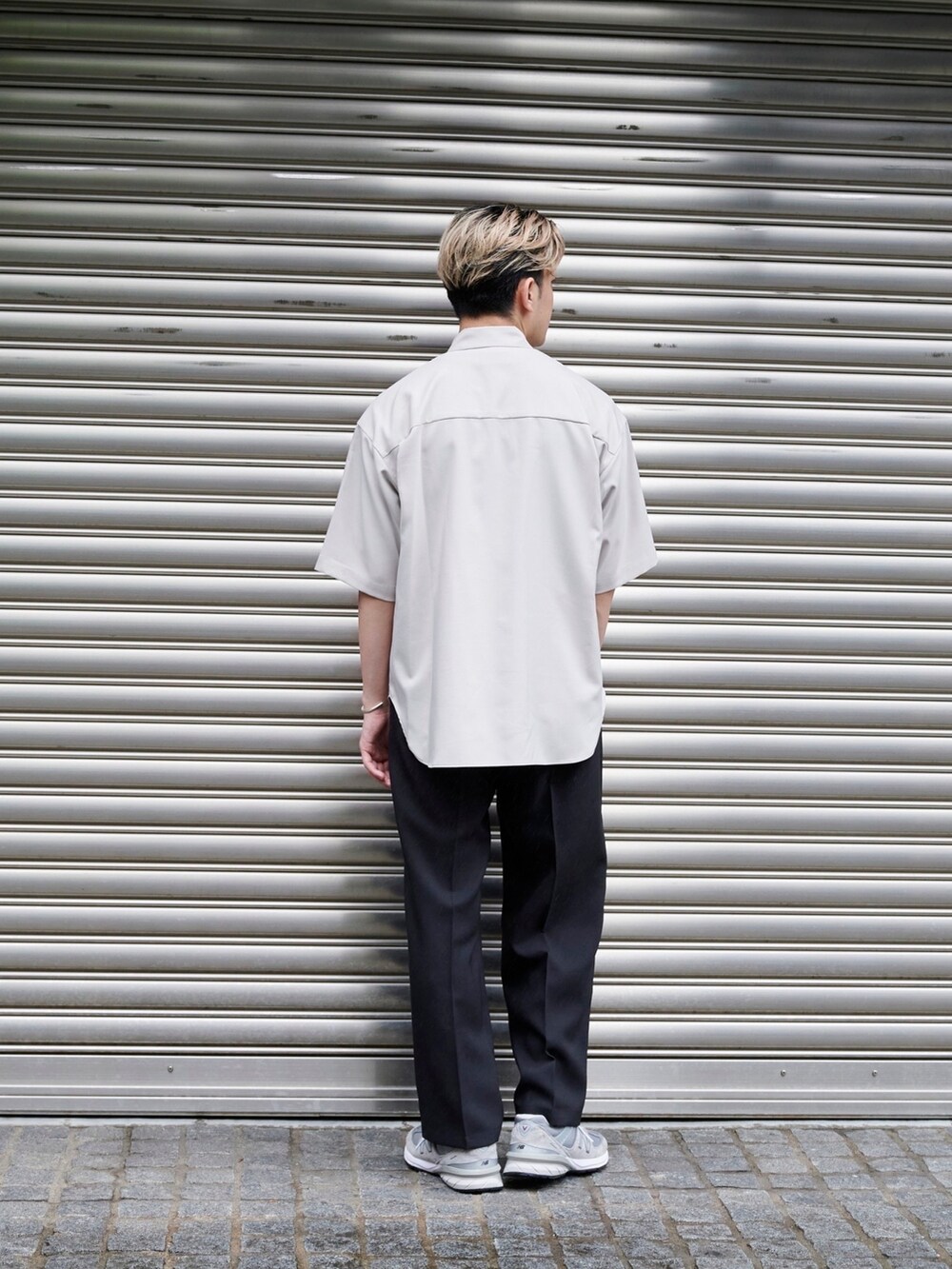 ベージュ系のシャツ/ブラウス、ブラック系のスラックスを着用したメンズの夏コーディネートの3枚目の写真