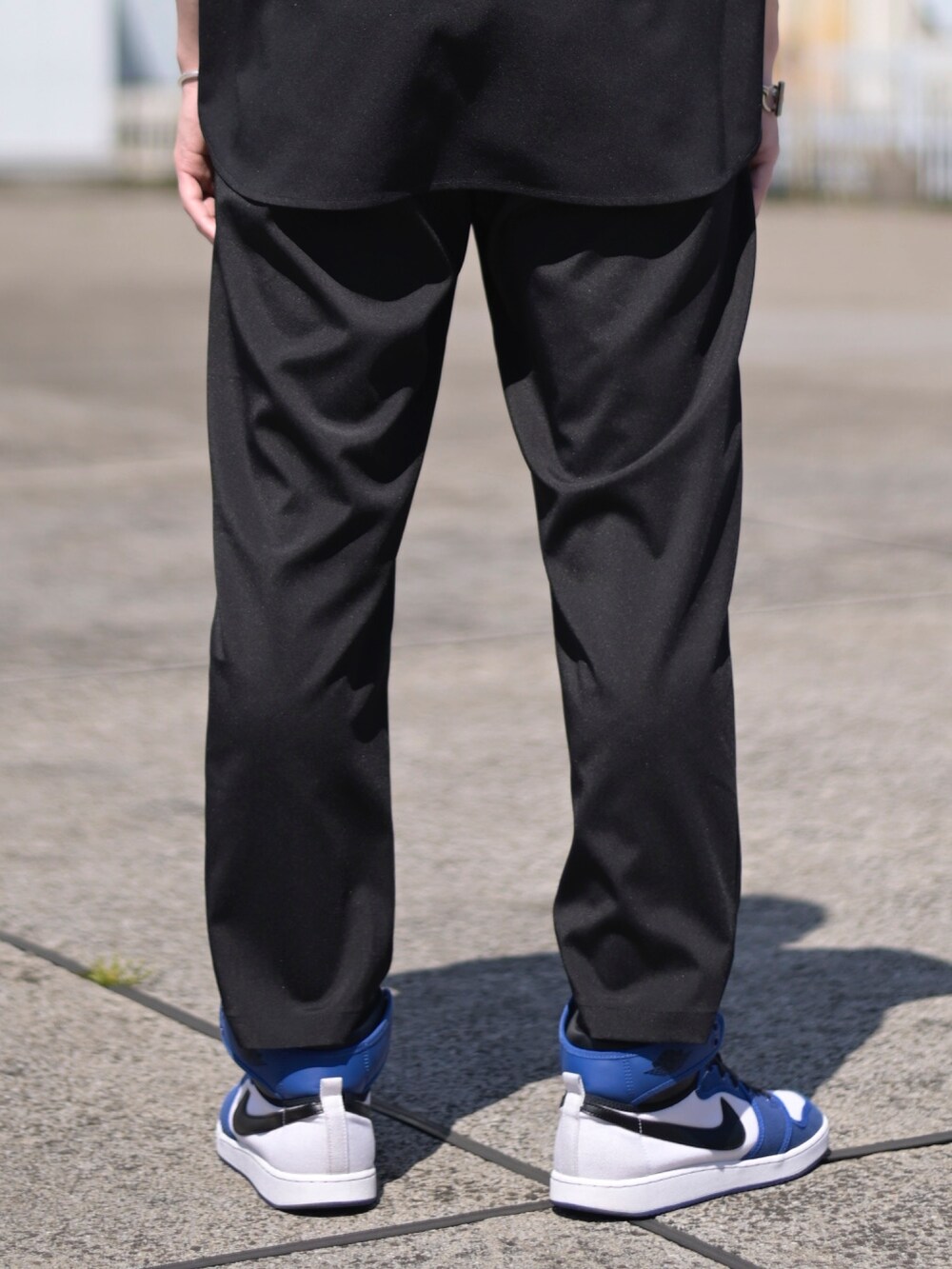 ブラック系のシャツ/ブラウス、ブラック系のスラックスを着用したメンズの春コーディネートの5枚目の写真