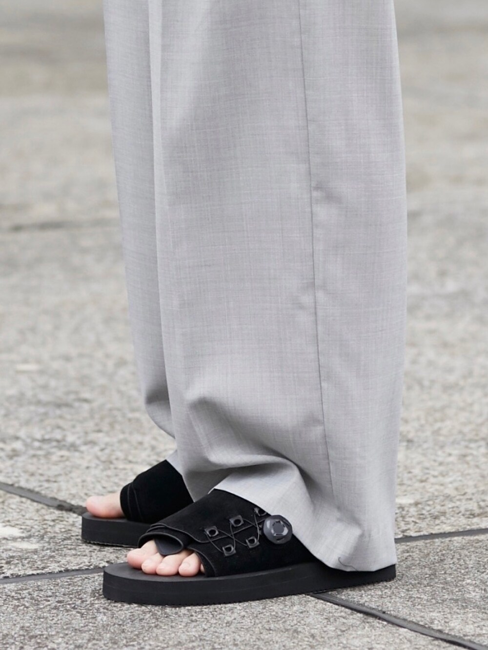 ブラック系のサンダルを着用したメンズの春コーディネートの5枚目の写真