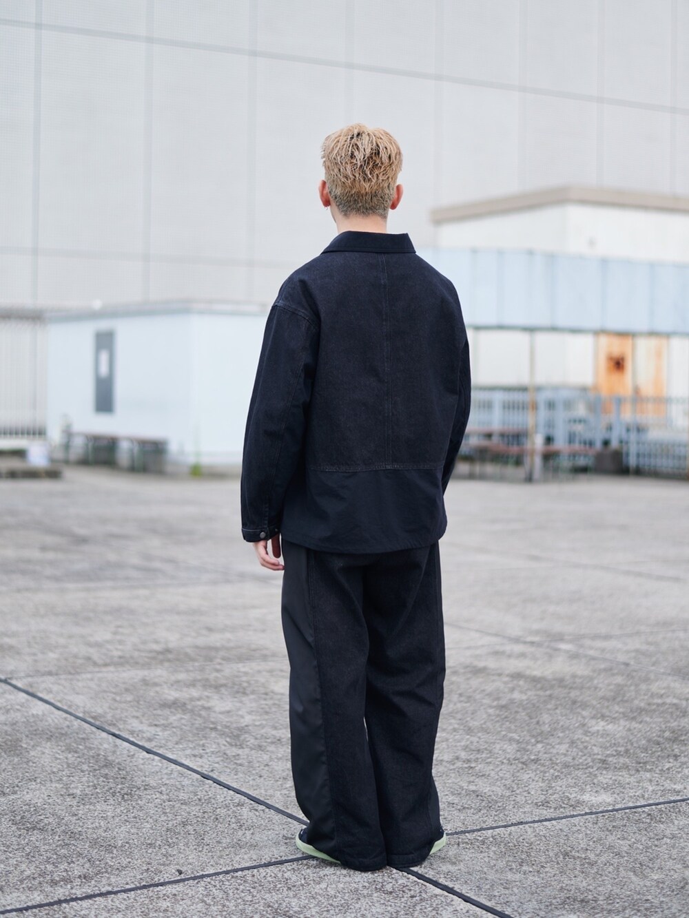 ブラック系のブルゾンを着用したメンズの秋コーディネートの3枚目の写真