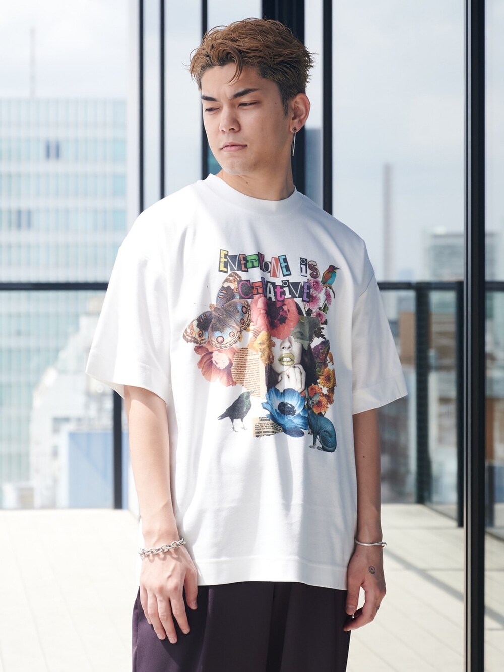 ホワイト系のTシャツ/カットソーを着用したメンズの夏コーディネートの4枚目の写真