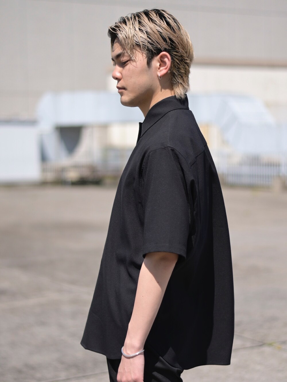 ブラック系のシャツ/ブラウス、ブラック系のスラックスを着用したメンズの春コーディネートの2枚目の写真