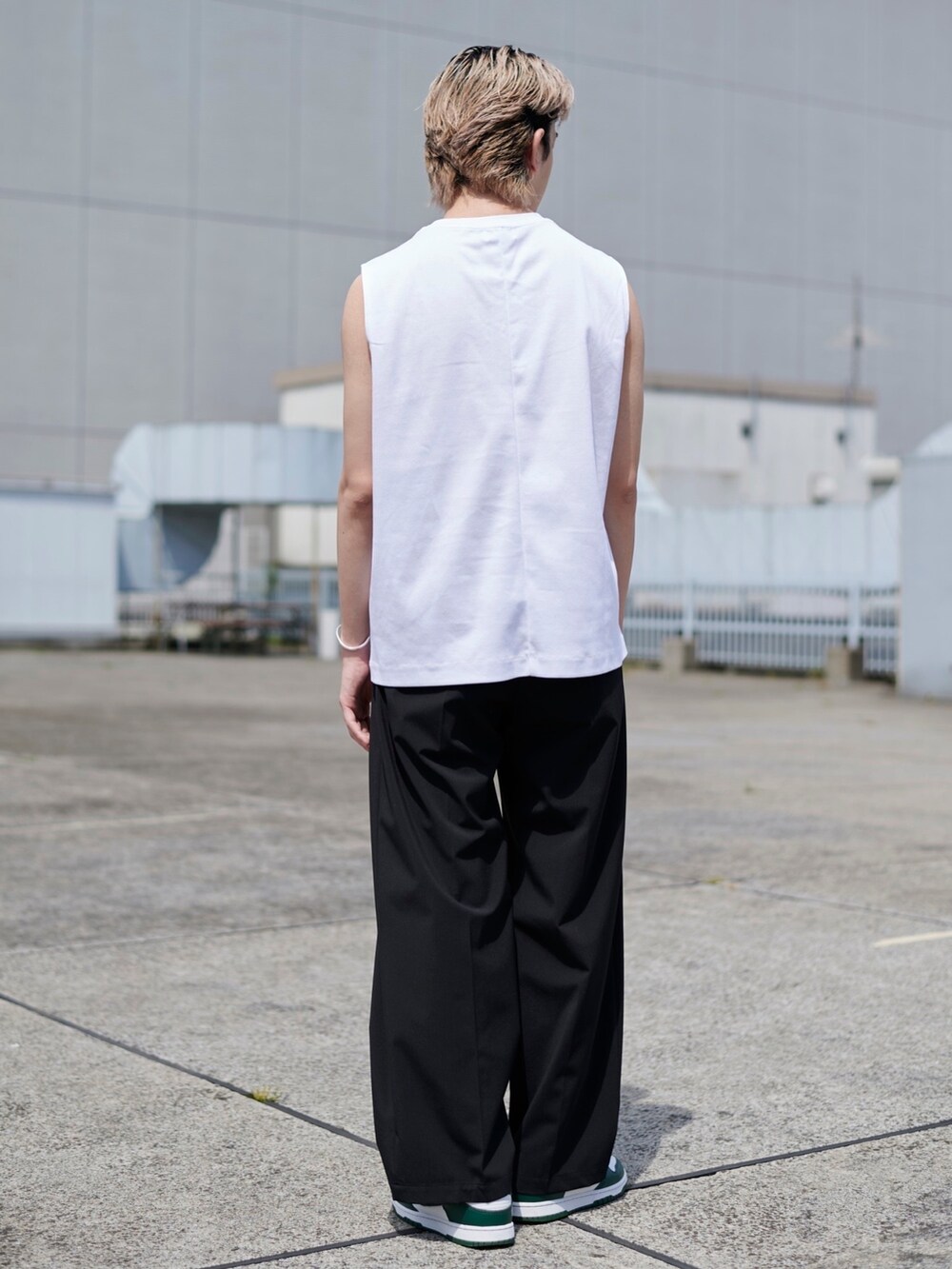 ホワイト系のTシャツ/カットソーを着用したメンズの春コーディネートの3枚目の写真