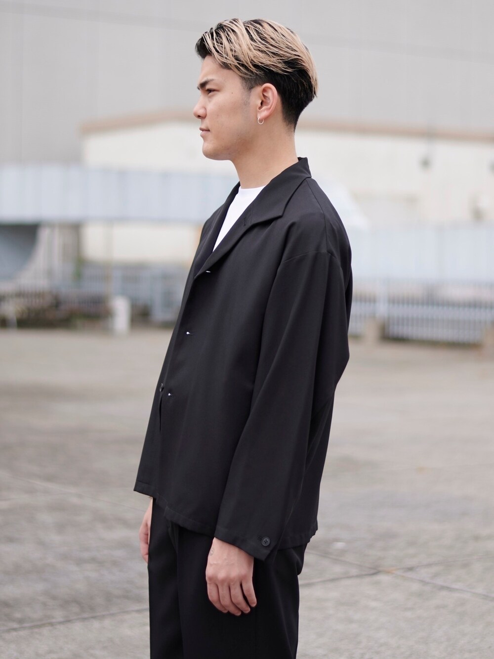 ブラック系のブルゾンを着用したメンズの春コーディネートの5枚目の写真