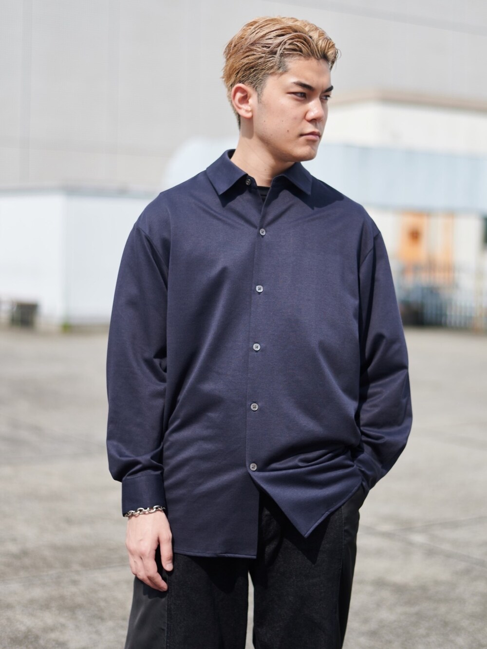 グレー系のシャツ/ブラウスを着用したメンズの秋コーディネートの4枚目の写真