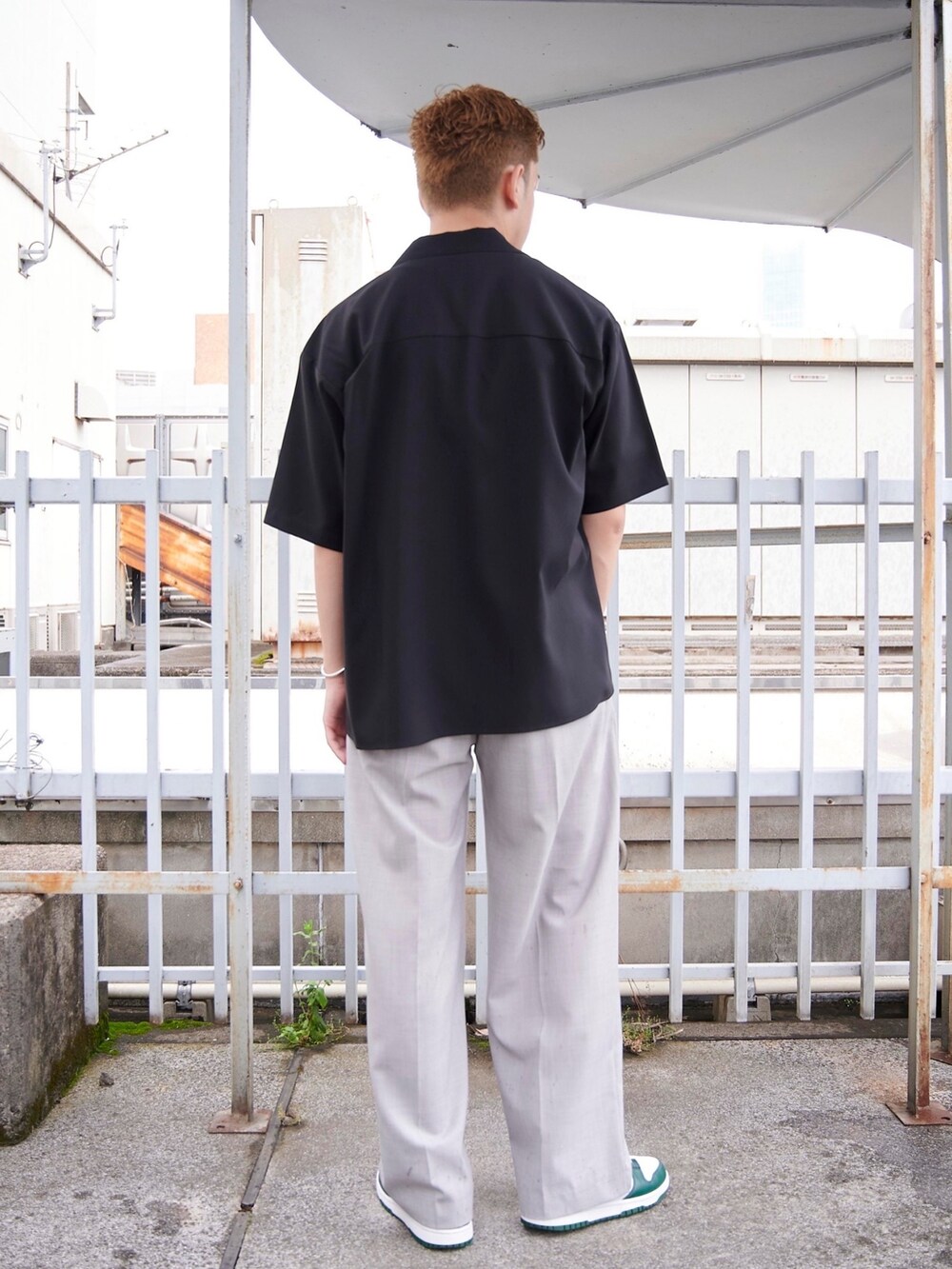 ブラック系のシャツ/ブラウスを着用したメンズの夏コーディネートの3枚目の写真