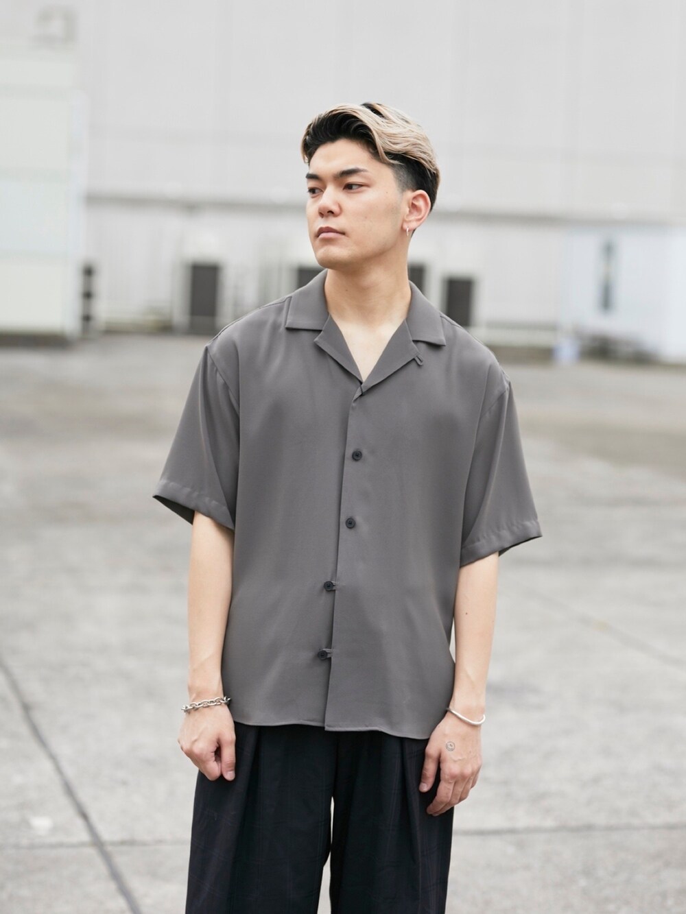 グレー系のシャツ/ブラウスを着用したメンズの春コーディネートの4枚目の写真