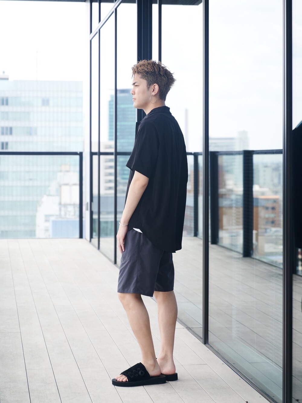 ブラック系のシャツ/ブラウスを着用したメンズの夏コーディネートの2枚目の写真