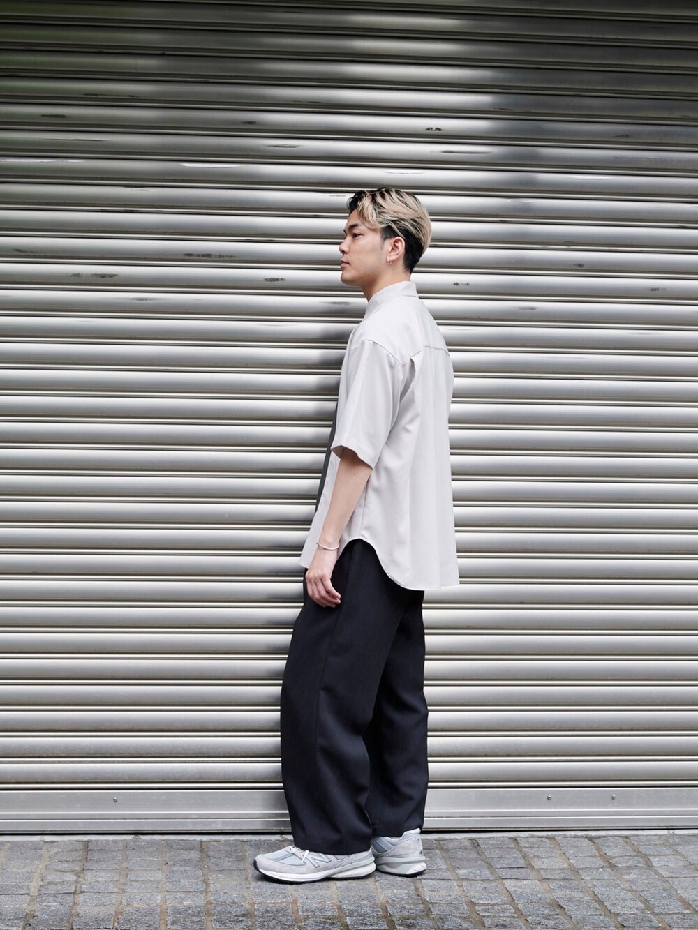 ベージュ系のシャツ/ブラウス、ブラック系のスラックスを着用したメンズの夏コーディネートの2枚目の写真