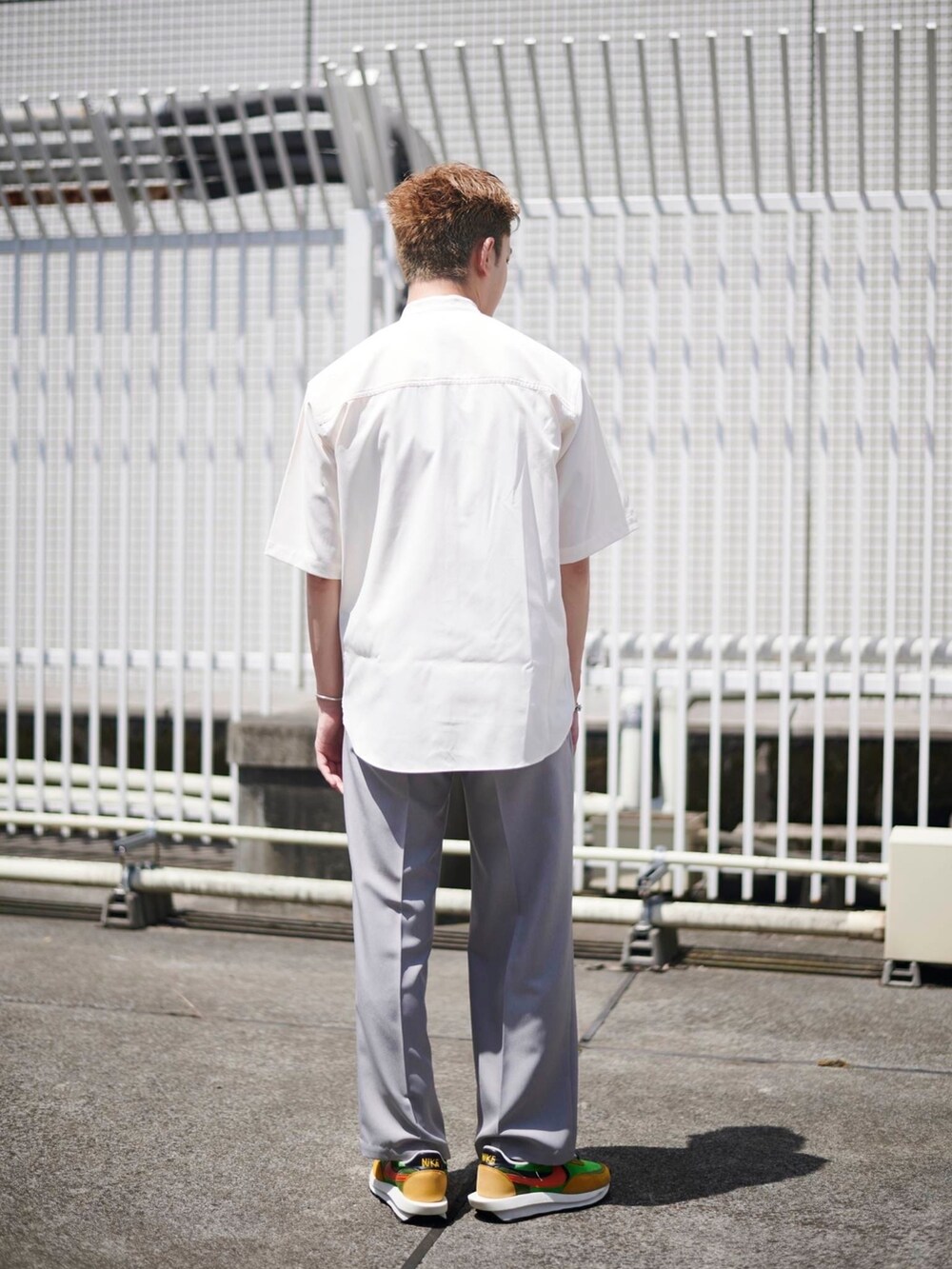 ホワイト系のシャツ/ブラウスを着用したメンズの夏コーディネートの3枚目の写真