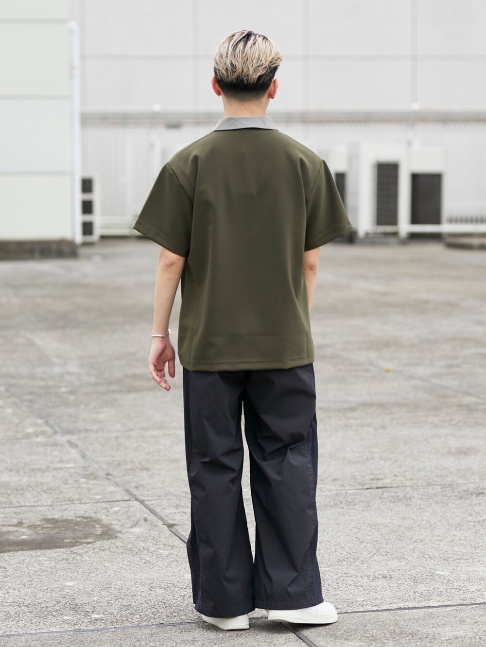 グレー系のポロシャツを着用したメンズの春コーディネートの3枚目の写真