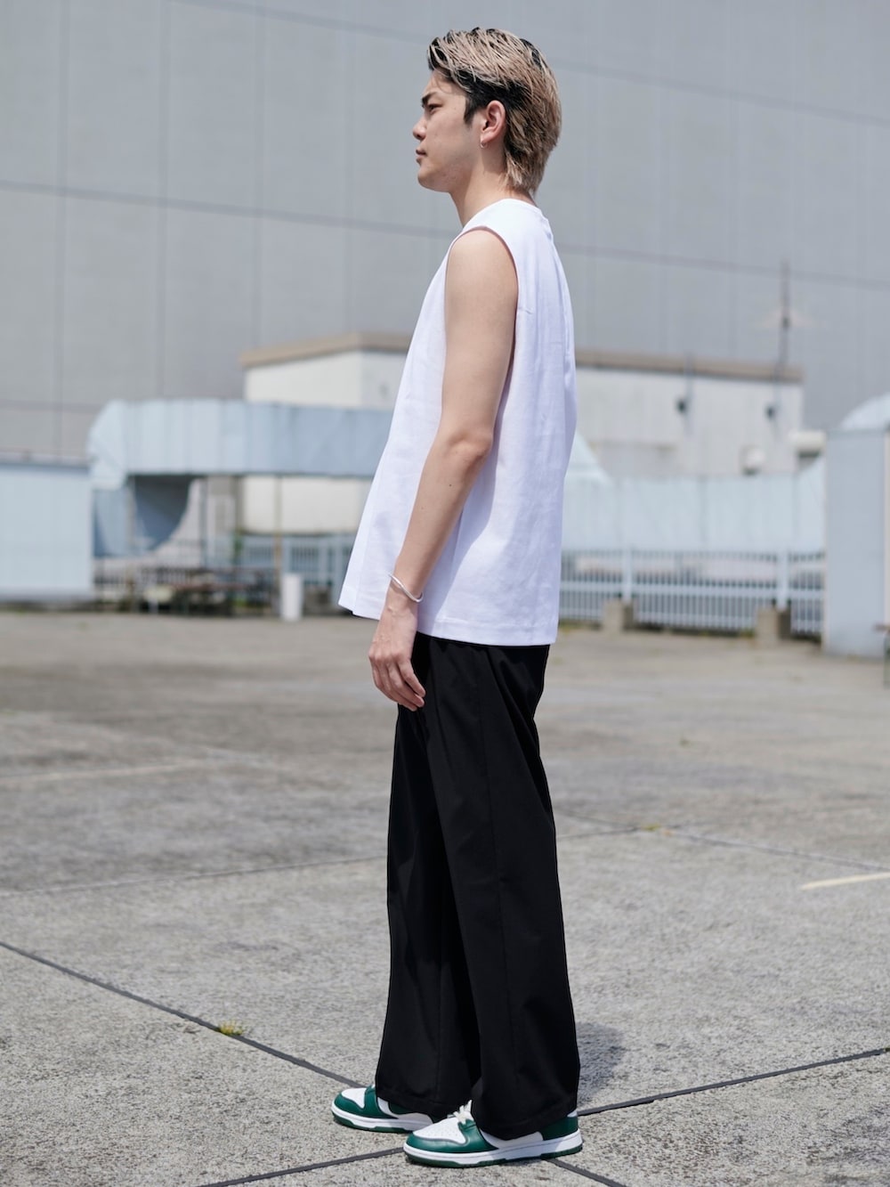 ホワイト系のTシャツ/カットソーを着用したメンズの春コーディネートの2枚目の写真