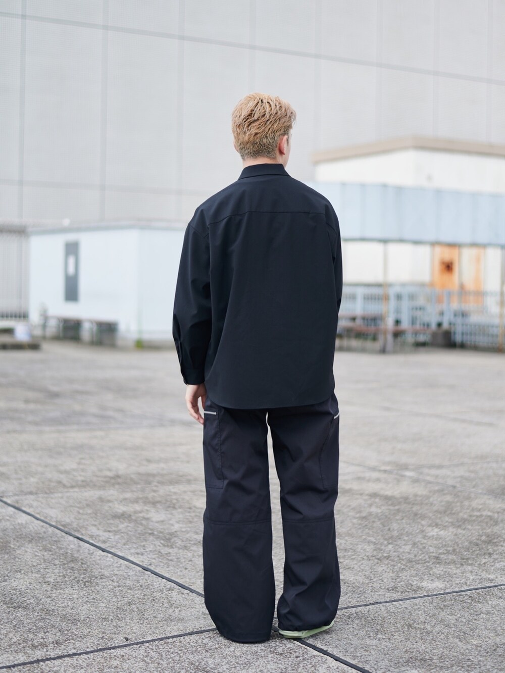 ブラック系のカーゴパンツを着用したメンズの秋コーディネートの3枚目の写真