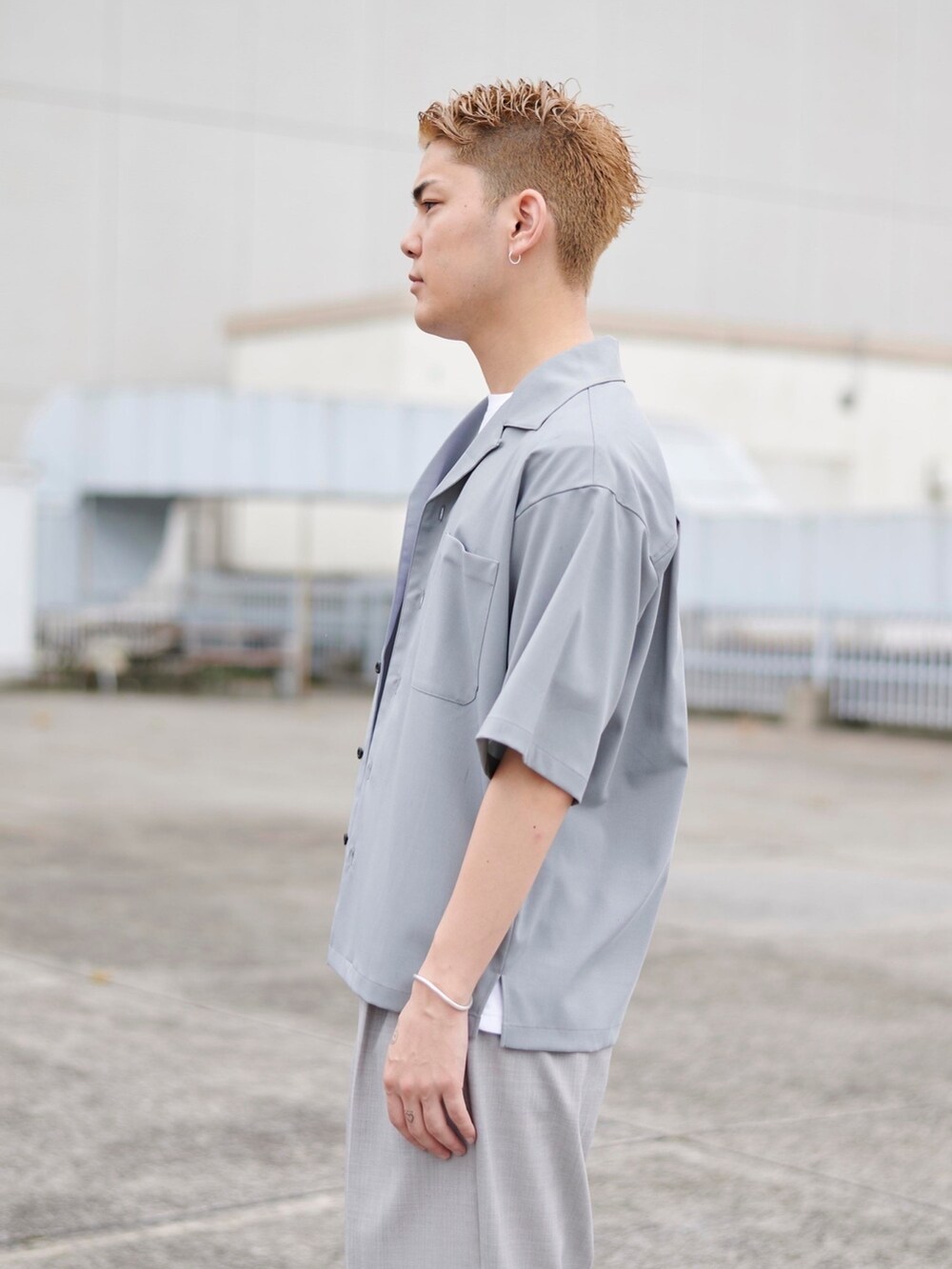 グレー系のシャツ/ブラウスを着用したメンズの夏コーディネートの4枚目の写真