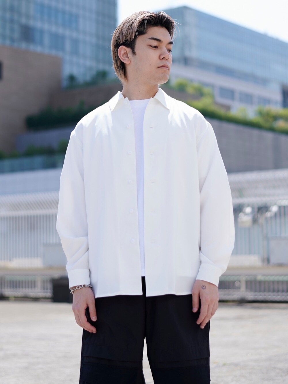 ホワイト系のシャツ/ブラウスを着用したメンズの春コーディネートの2枚目の写真