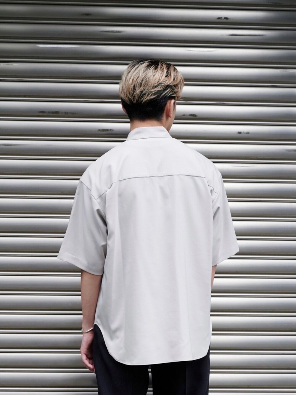 ベージュ系のシャツ/ブラウス、ブラック系のスラックスを着用したメンズの夏コーディネートの5枚目の写真