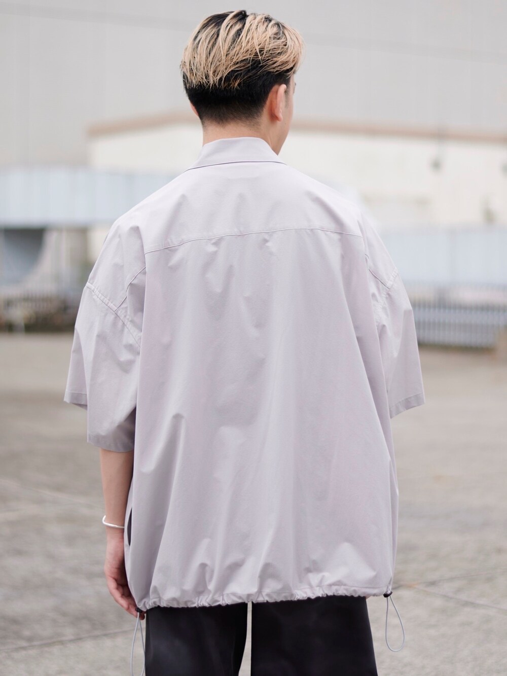 グレー系のシャツ/ブラウスを着用したメンズの春コーディネートの5枚目の写真