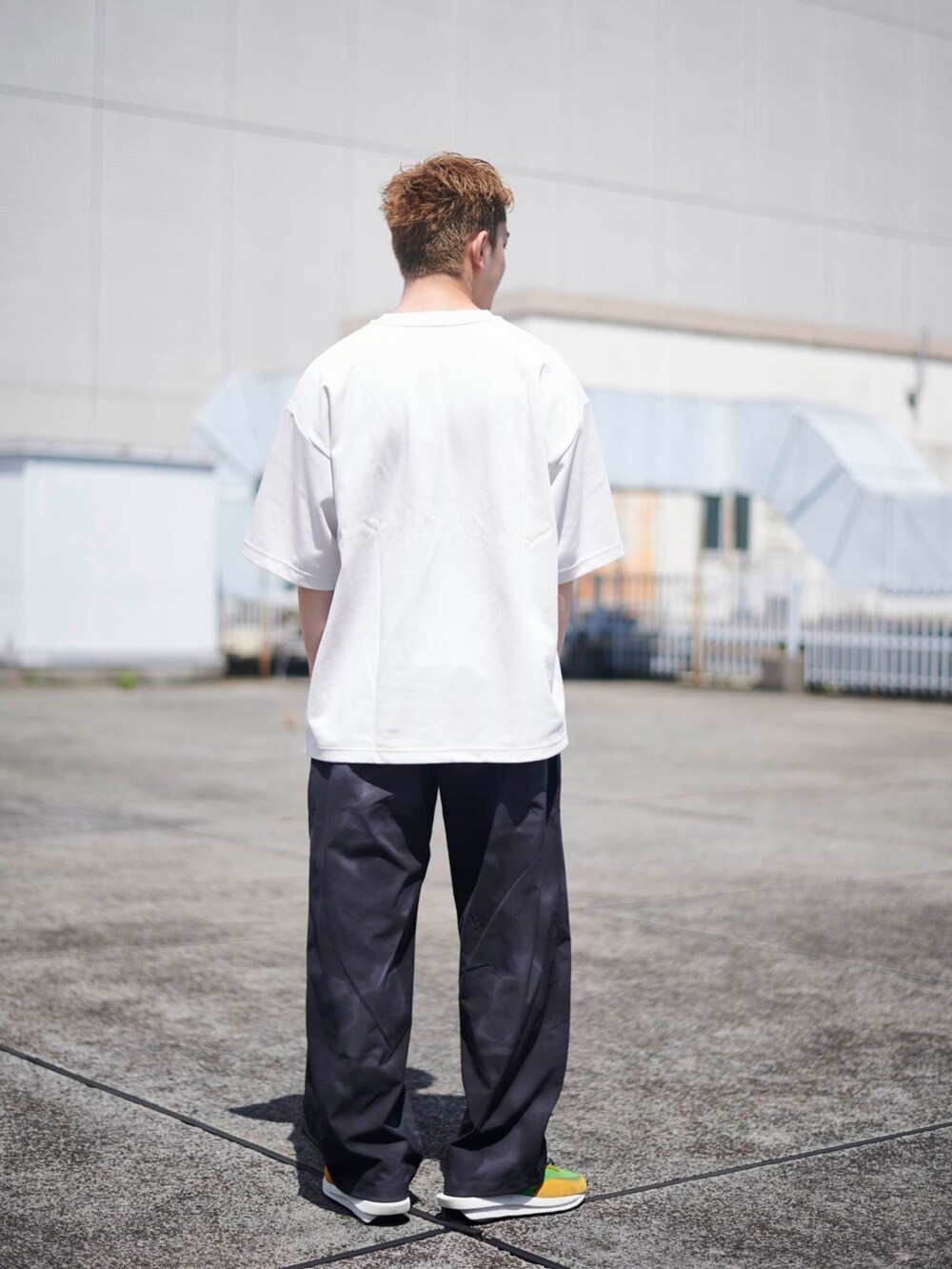 ホワイト系のTシャツ/カットソーを着用したメンズの夏コーディネートの3枚目の写真