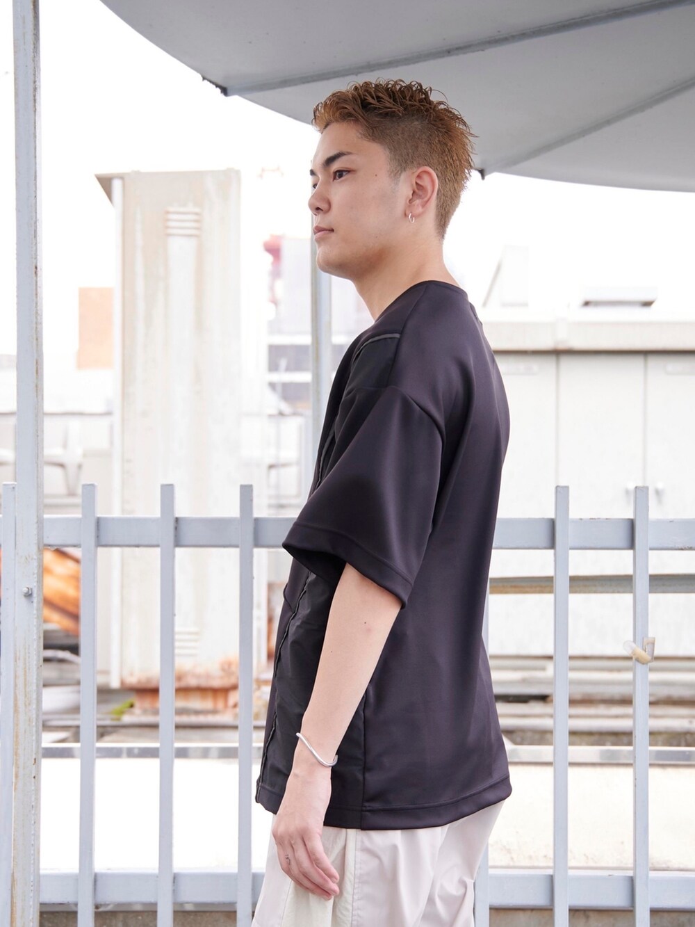 ブラック系のTシャツ/カットソーを着用したメンズの夏コーディネートの4枚目の写真