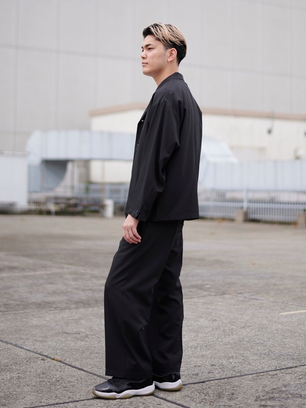 ブラック系のブルゾンを着用したメンズの春コーディネートの2枚目の写真