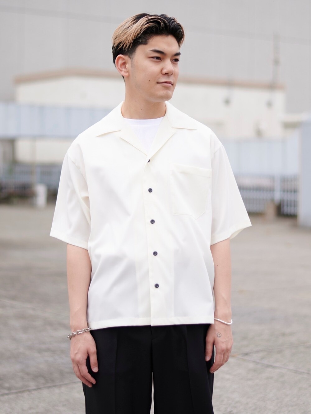 ホワイト系のシャツ/ブラウスを着用したメンズの春コーディネートの4枚目の写真