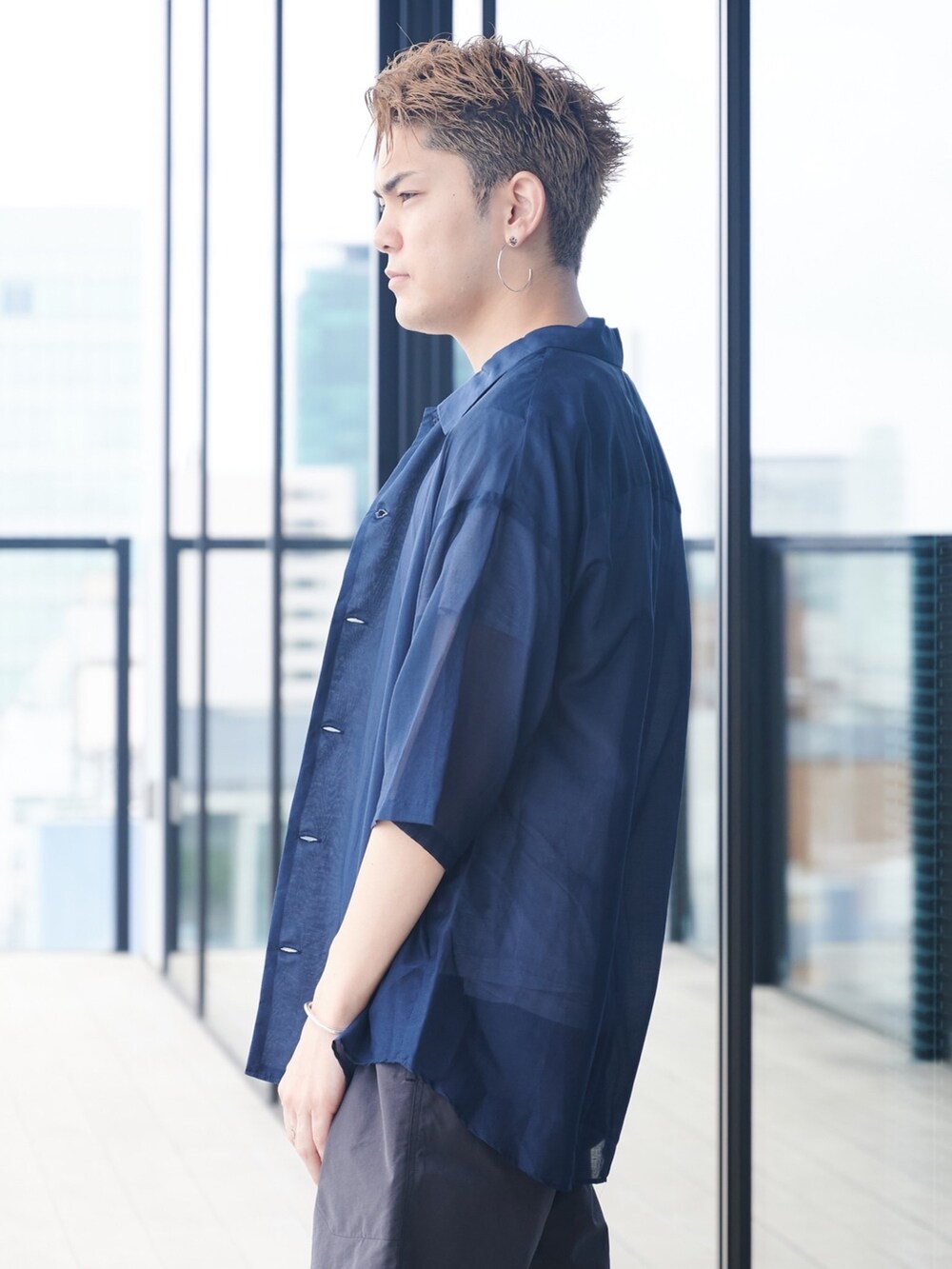 ブルー系のシャツ/ブラウスを着用したメンズの夏コーディネートの4枚目の写真