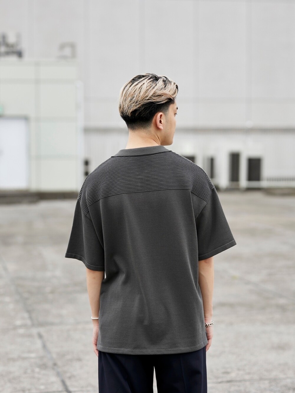 グレー系のポロシャツを着用したメンズの春コーディネートの5枚目の写真