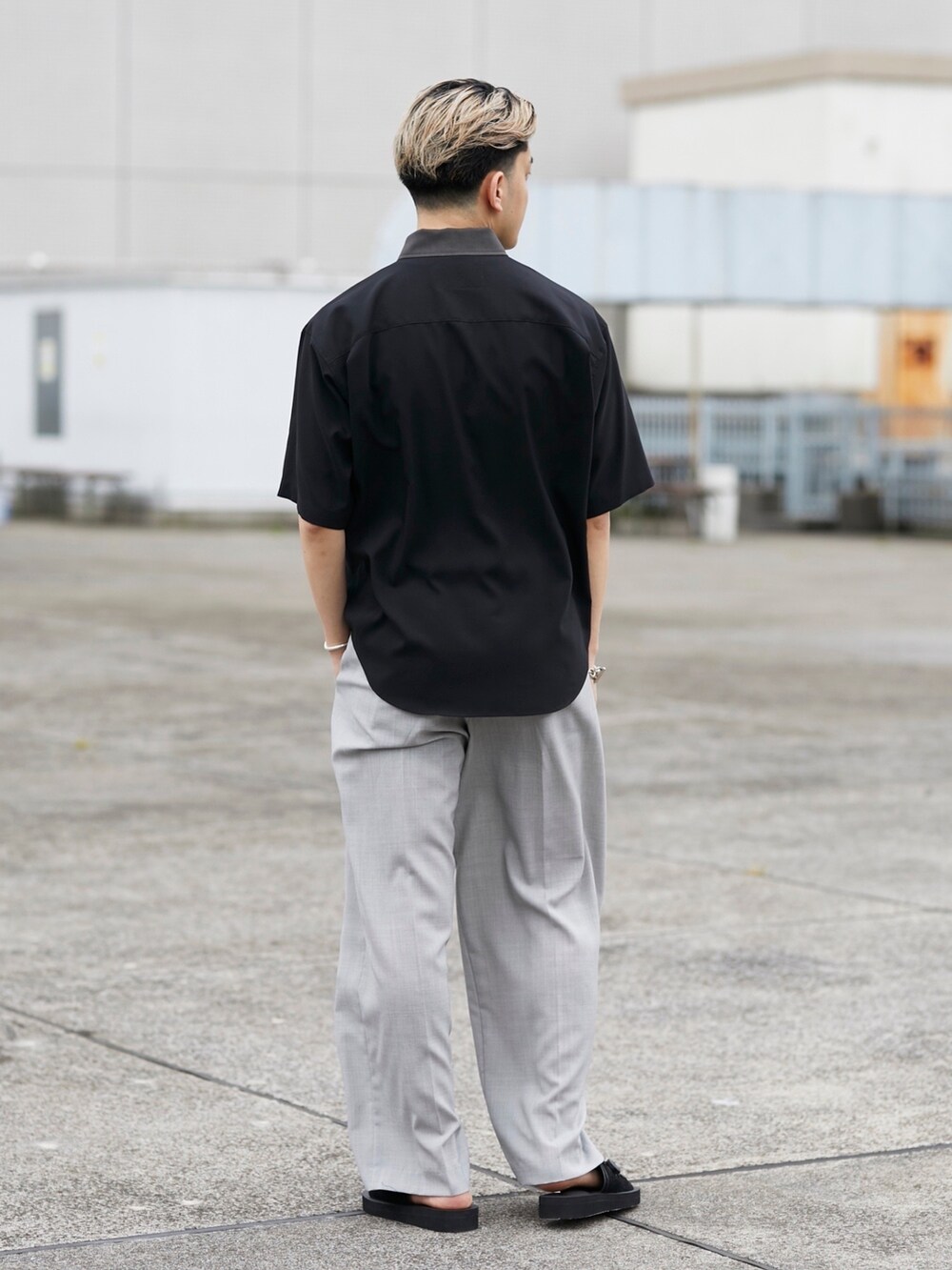 ブラック系のシャツ/ブラウスを着用したメンズの春コーディネートの3枚目の写真