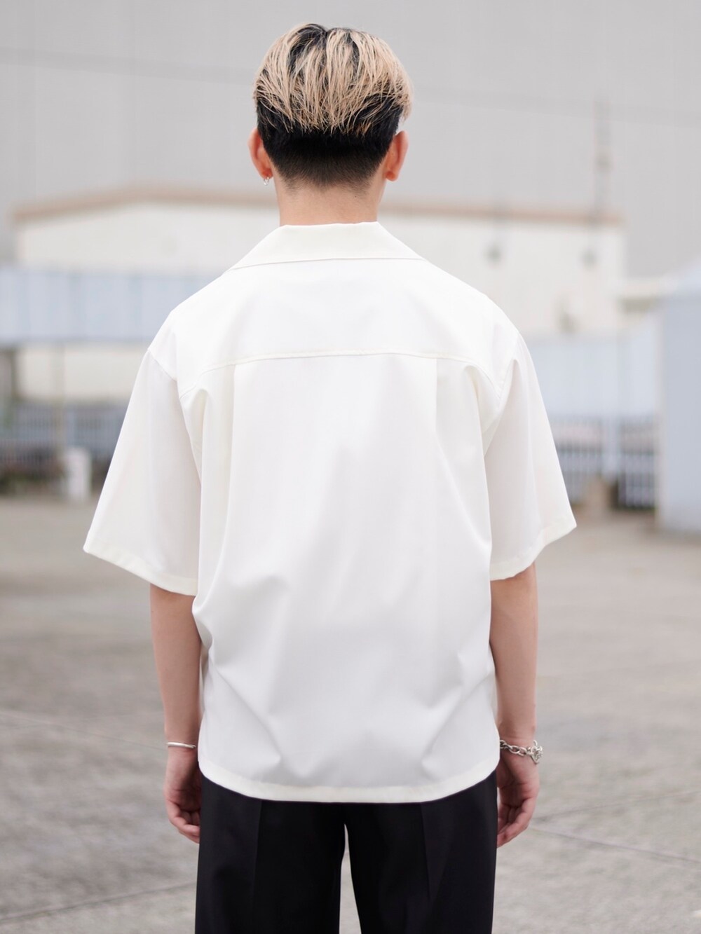 ホワイト系のシャツ/ブラウスを着用したメンズの春コーディネートの5枚目の写真