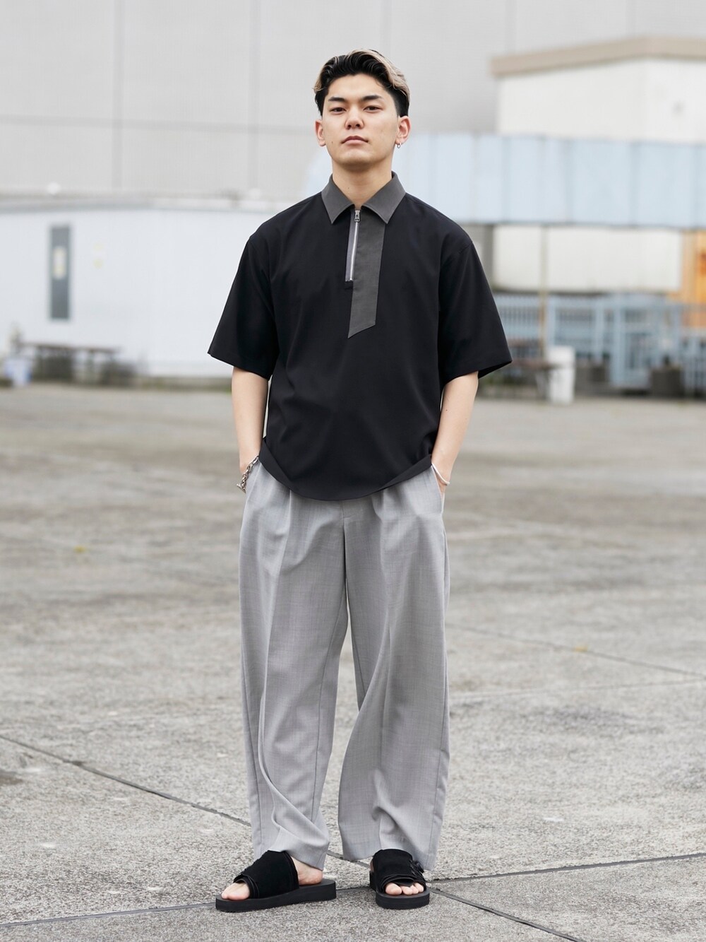 ブラック系のサンダルを着用したメンズの春コーディネートの3枚目の写真