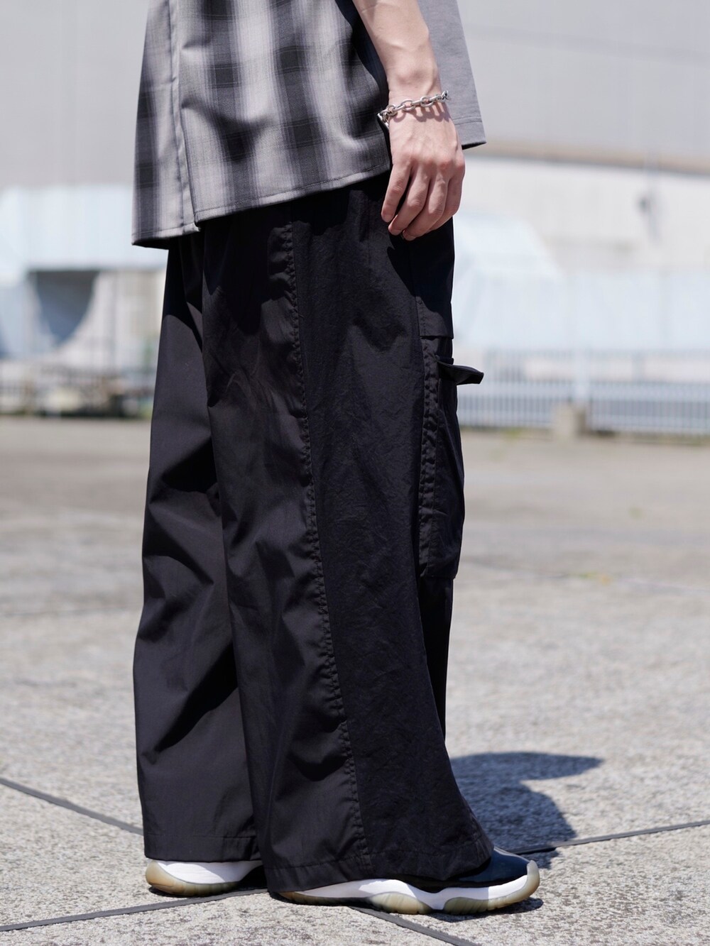 ブラック系のカーゴパンツを着用したメンズの春コーディネートの4枚目の写真