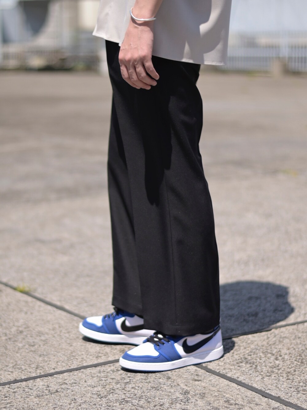 ベージュ系のシャツ/ブラウス、ブラック系のスラックスを着用したメンズの春コーディネートの4枚目の写真