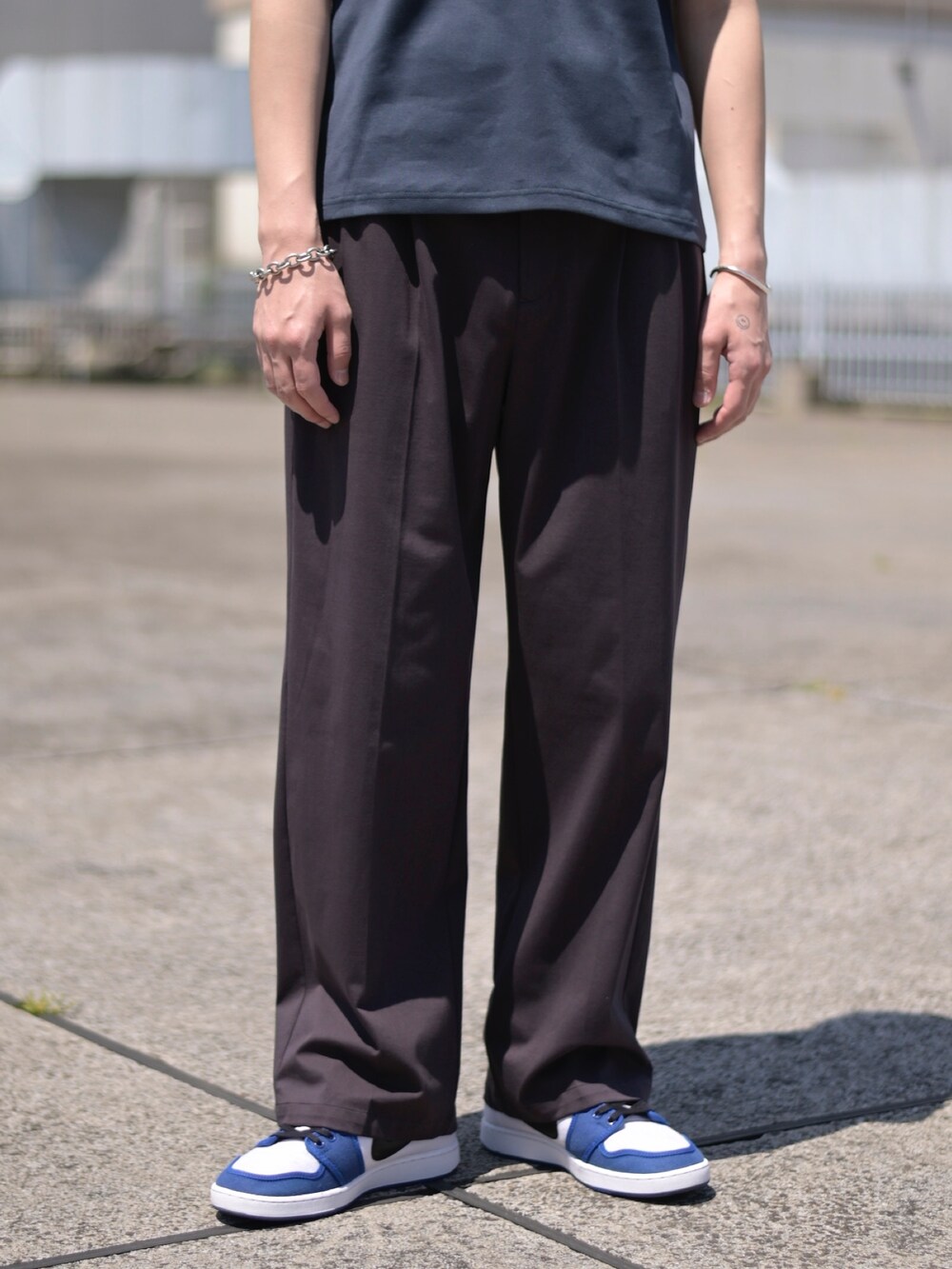 ブルー系のTシャツ/カットソー、ブラウン系のスラックスを着用したメンズの春コーディネートの3枚目の写真