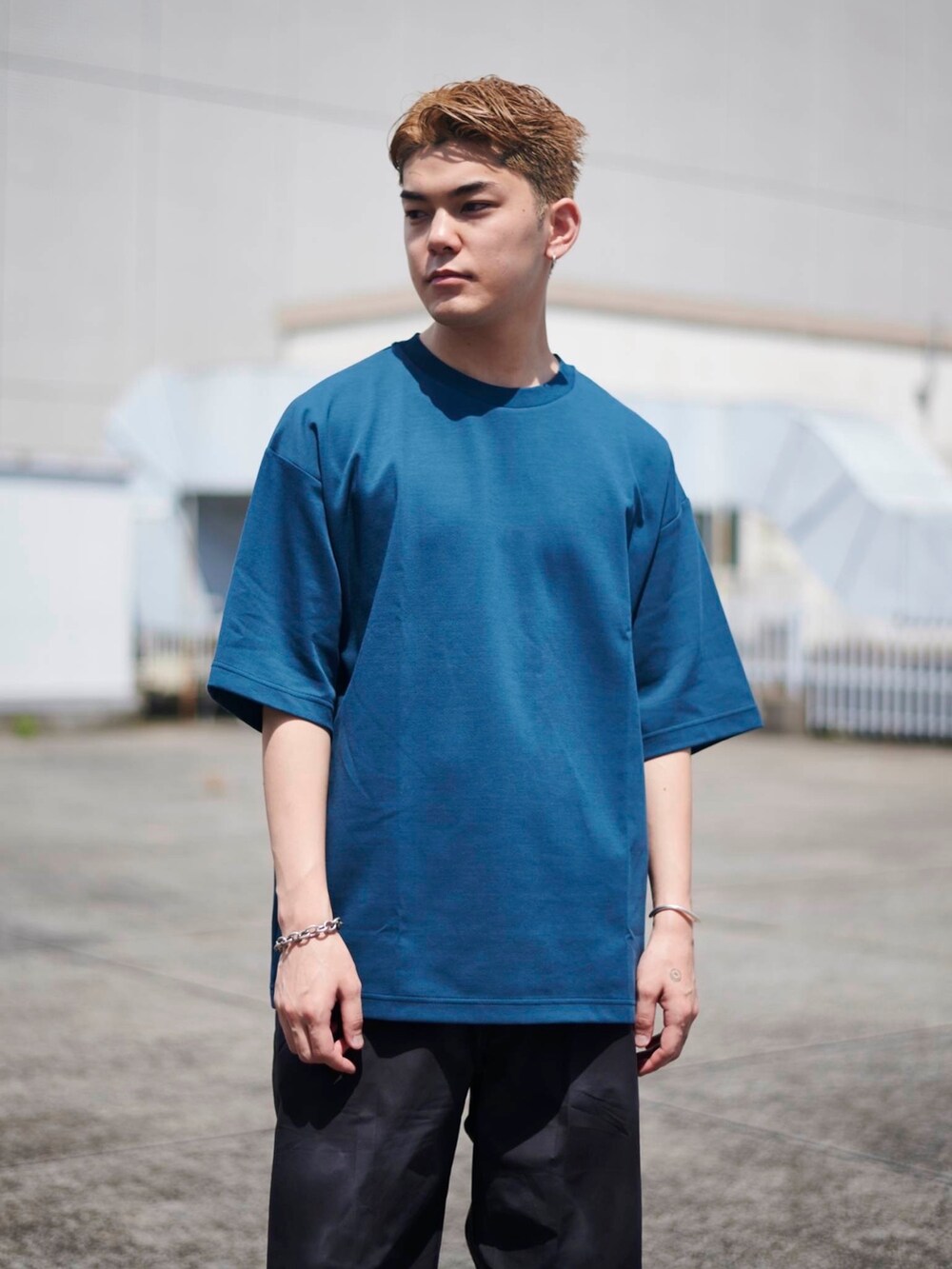 ブルー系のTシャツ/カットソーを着用したメンズの夏コーディネートの4枚目の写真