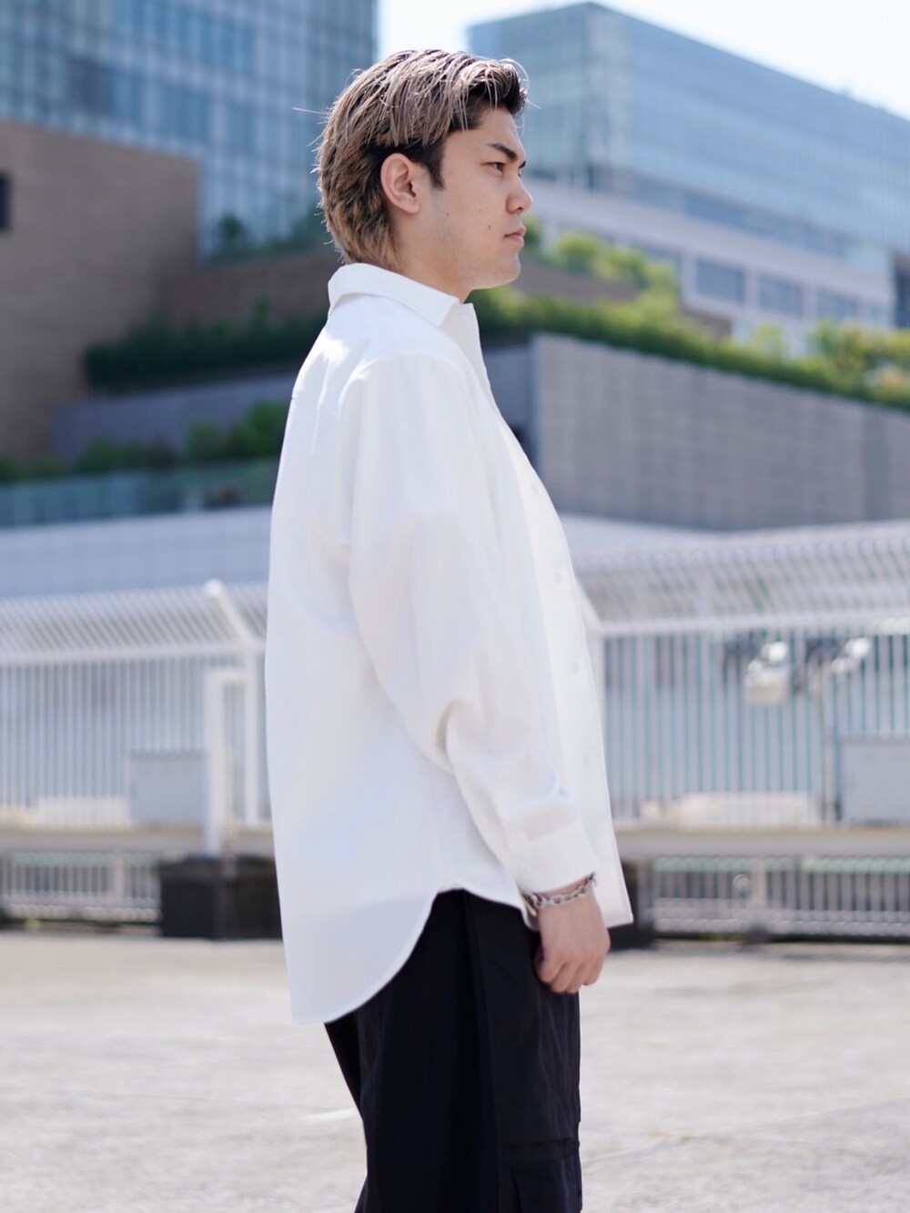 ホワイト系のシャツ/ブラウスを着用したメンズの春コーディネートの3枚目の写真