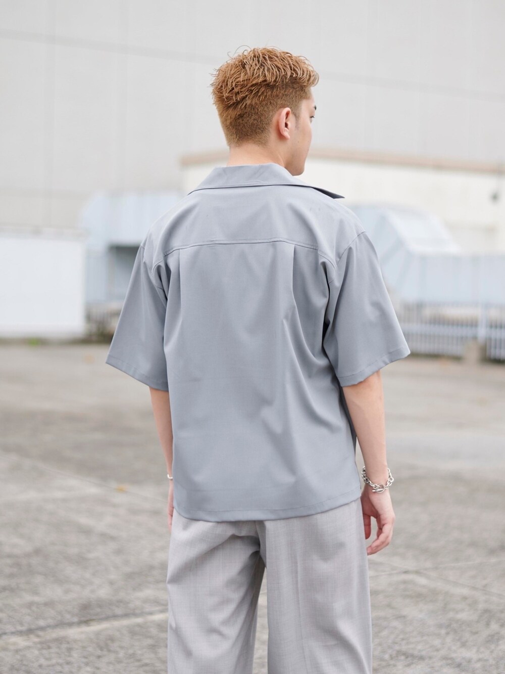 グレー系のシャツ/ブラウスを着用したメンズの夏コーディネートの5枚目の写真