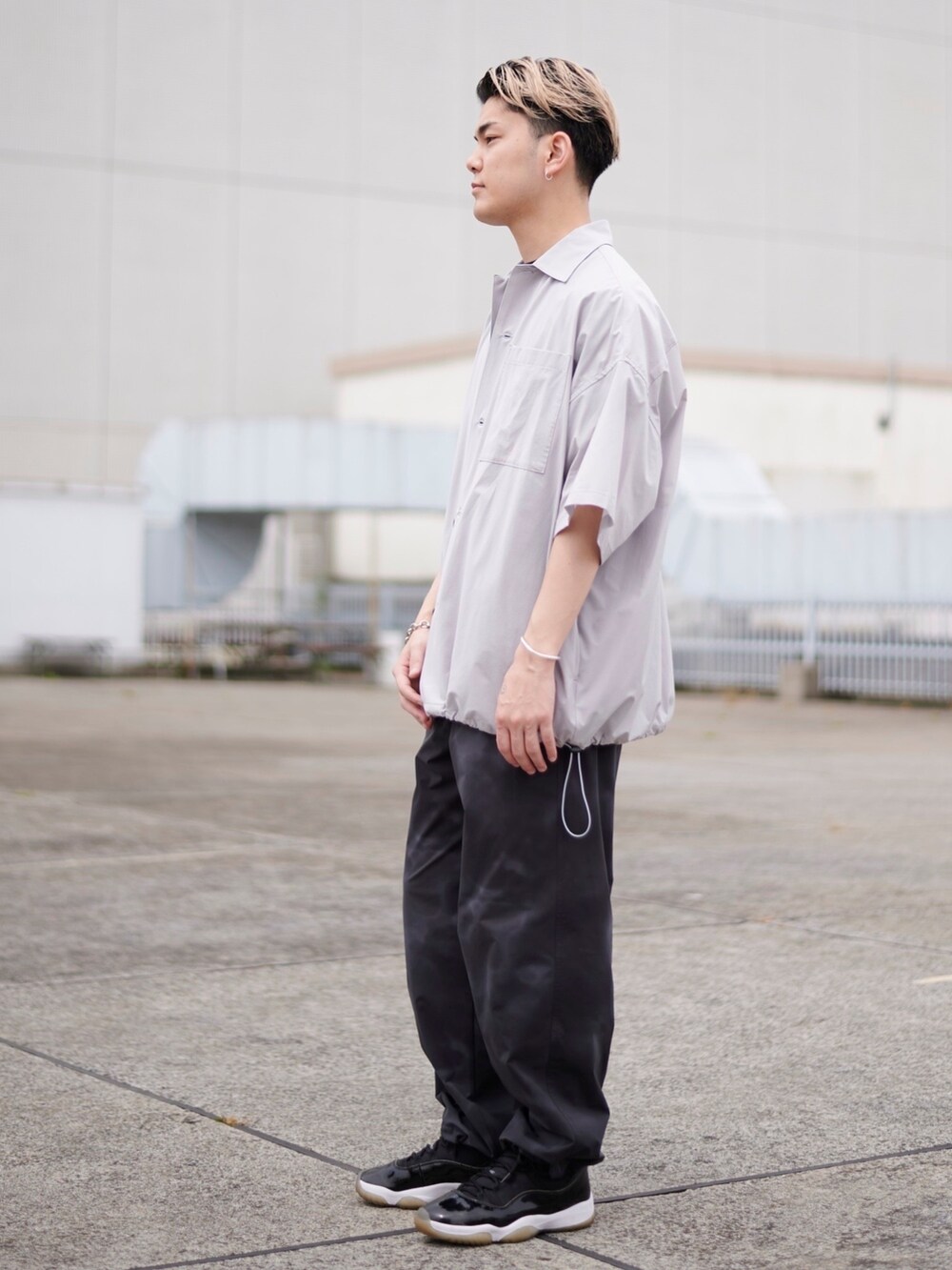 グレー系のシャツ/ブラウスを着用したメンズの春コーディネートの2枚目の写真