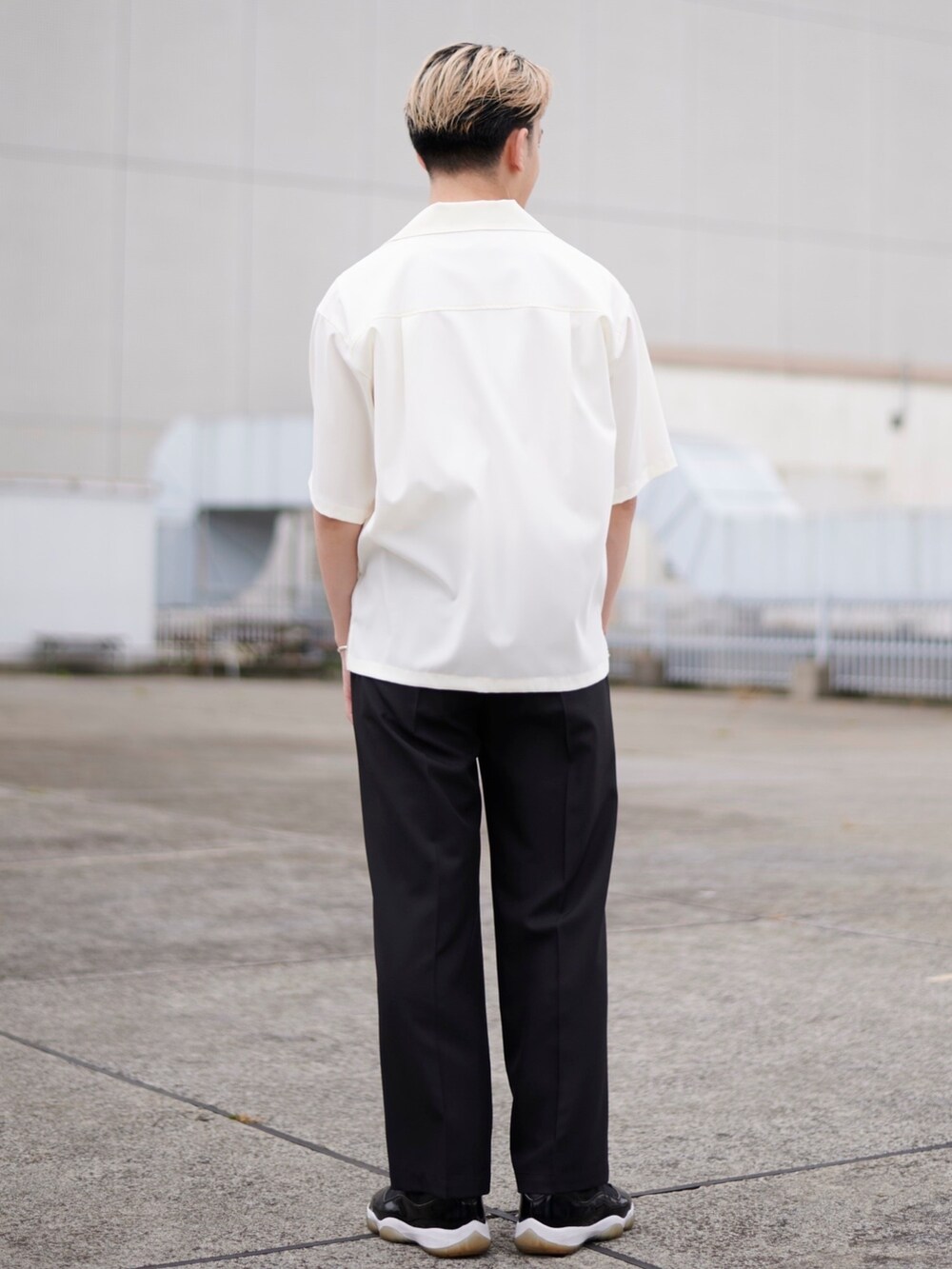 ホワイト系のシャツ/ブラウスを着用したメンズの春コーディネートの3枚目の写真